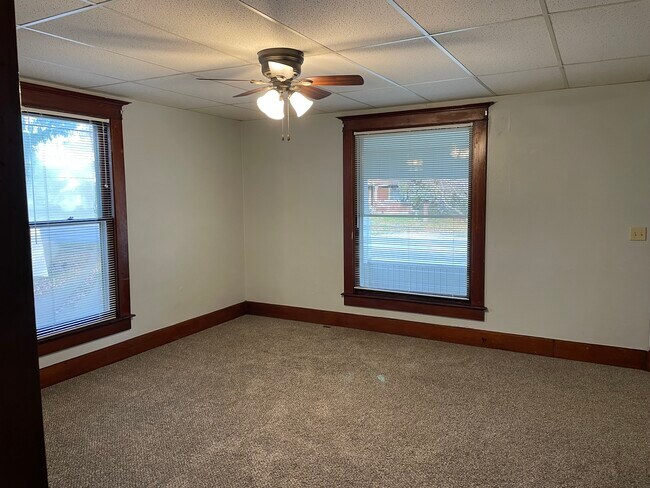 Living room - 661 N Washington St