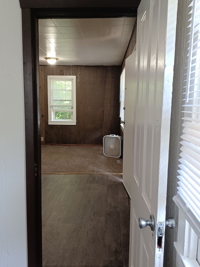 Building Photo - Cute 2 bedroom home