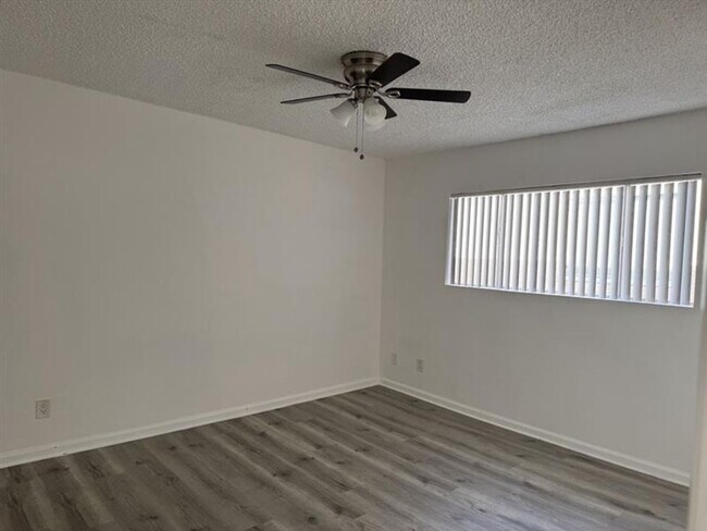 Building Photo - 10520 Balboa Blvd
