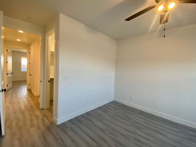 Building Photo - SPACIOUS HOME FOR RENT!