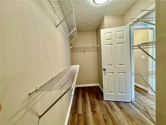 Building Photo - 3205 Northcliff Dr