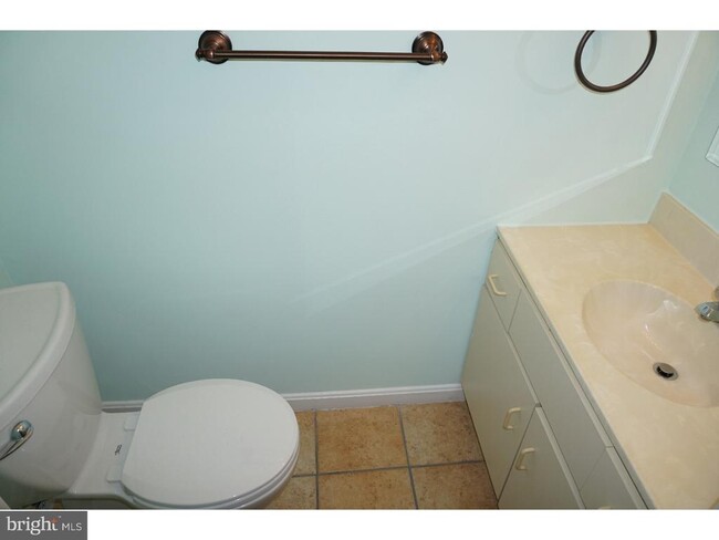 Building Photo - 203 Steeplechase Ct