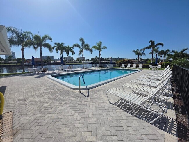 Building Photo - 6391 Bay Club Dr
