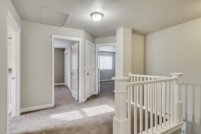 Building Photo - 258 W Willow Creek Dr