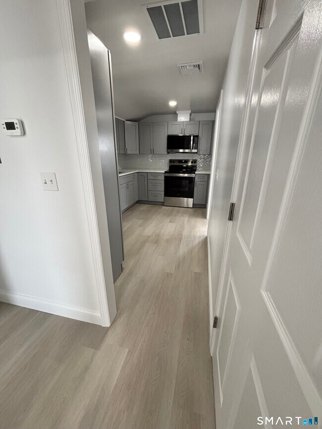 Building Photo - 23 Roosevelt Ave