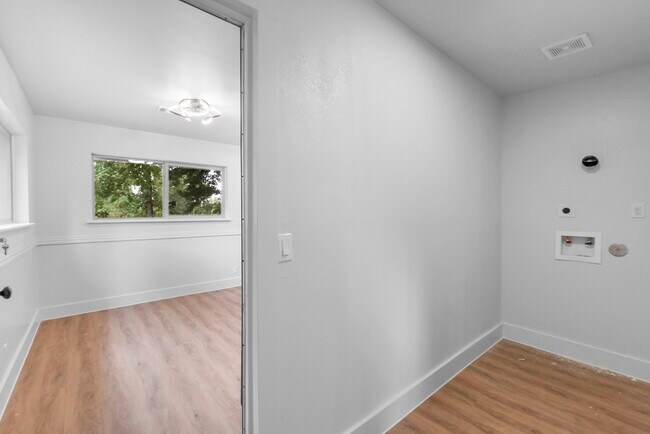 Building Photo - 62 Greenbriar Dr