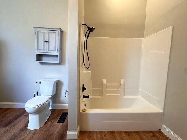 Building Photo - Charming 2 Bed / 1 Bath Home with Garage &...