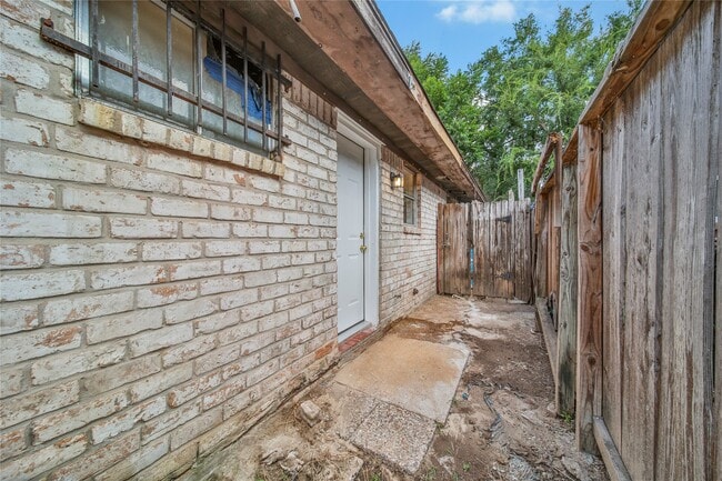 Building Photo - 10006 Neuens Rd
