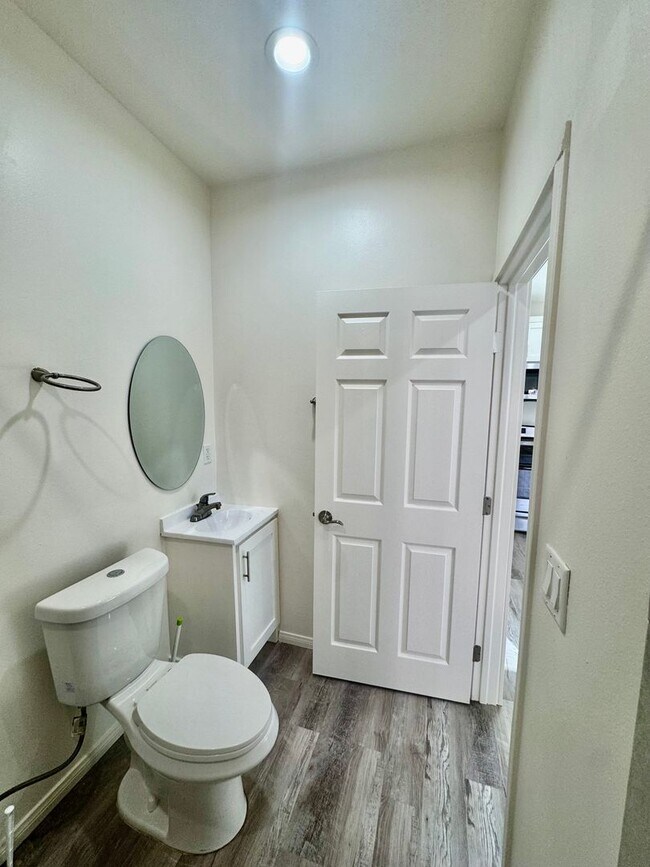 Building Photo - MUST SEE!