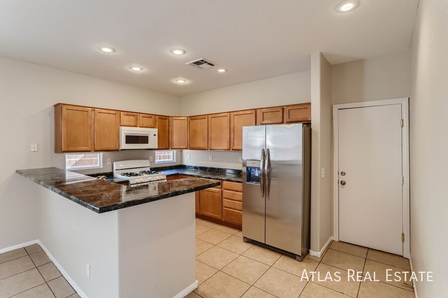 Building Photo - 10549 Lessona St