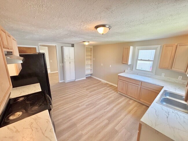 Building Photo - Spacious 5bd single family home | Off Street Parking | Updated kitchen