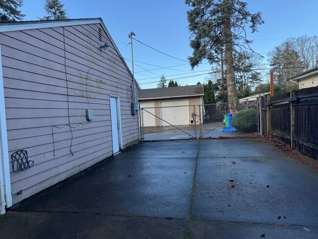 Building Photo - 3br/2ba house with finished basement, two car garage/shop and fully fenced yard