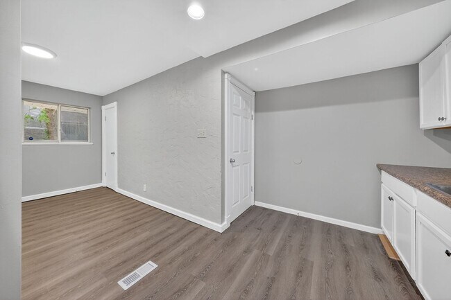 Building Photo - 120 Mc Alpine Dr