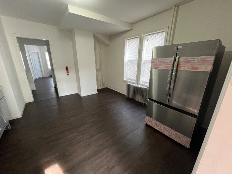 Building Photo - 114 Monmouth St