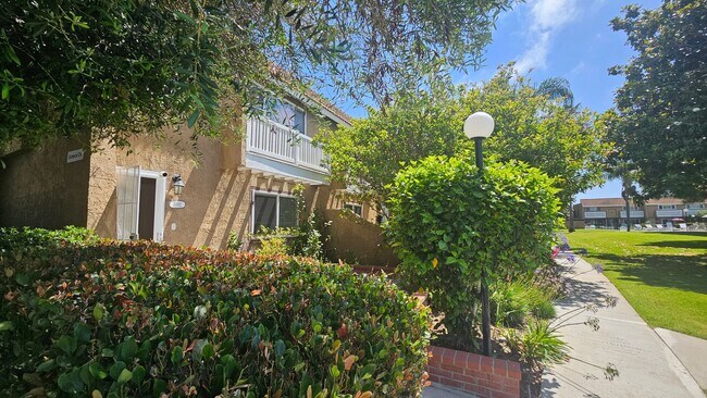 Building Photo - Gorgeous Remodeled 3bed 3bath 2 car garage...