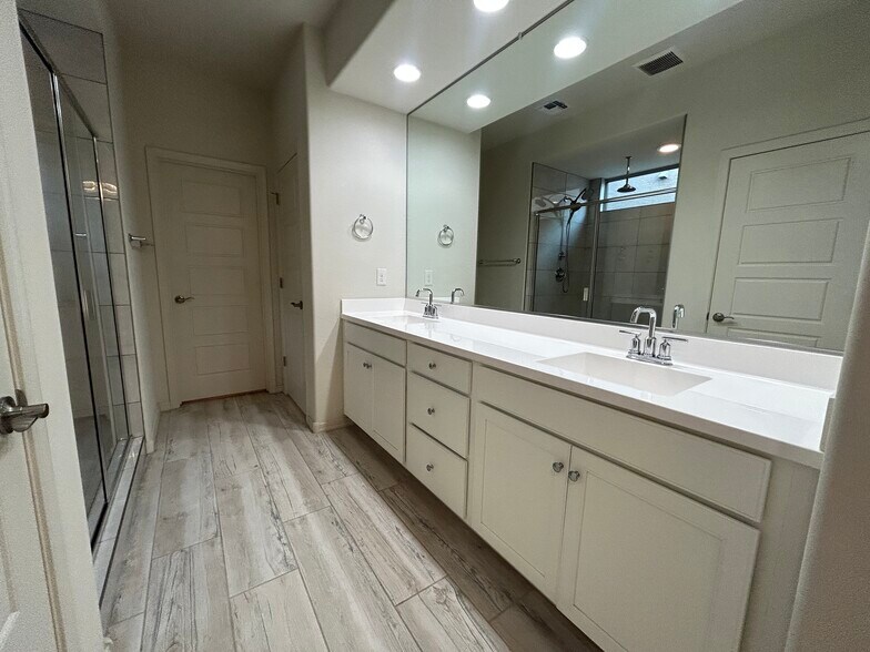 Building Photo - 8909 W Missouri Ave