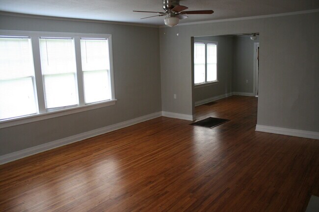 Building Photo - Beautiful North Side Craftsman!