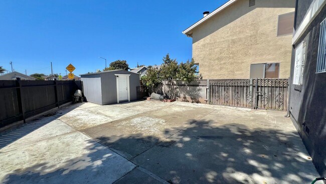 Building Photo - Lovely House 4BR 2.5BA with Large Backyard