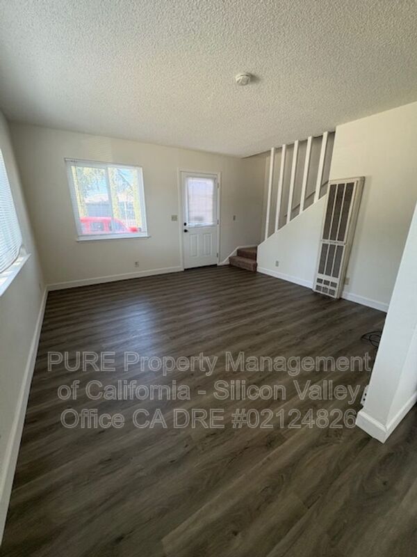 Building Photo - 998 College Dr