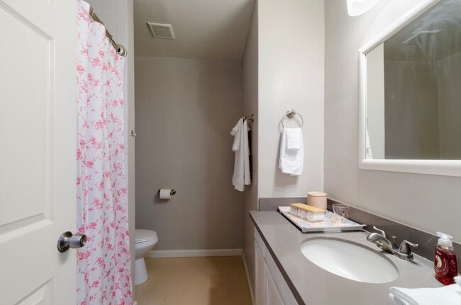 Building Photo - 2133 E Mabel St