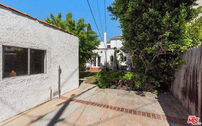 Building Photo - 237 S Doheny Dr