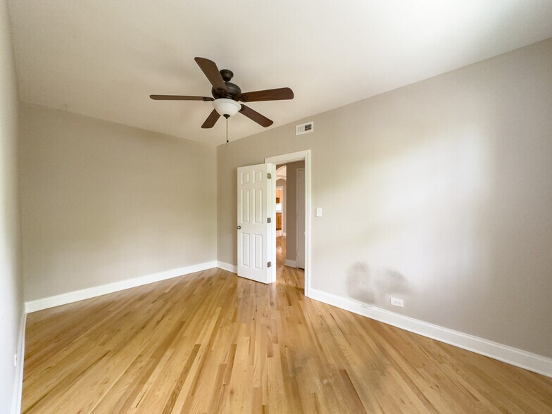 Building Photo - 890 Green Bay Rd