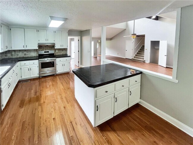 Building Photo - 2010 Shadow Bluff Ct NE