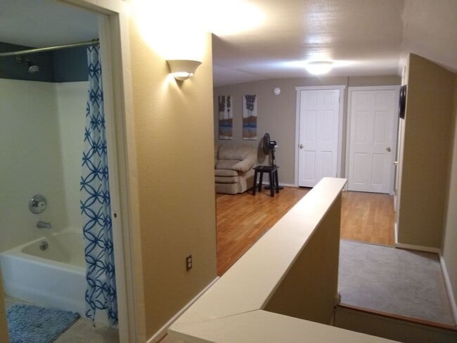 Building Photo - Close to Downtown Upper Level Apartment