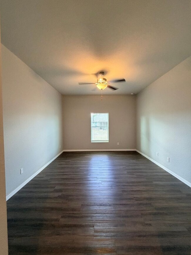 Building Photo - 3 bedrooms and 2 baths! FRESHLY RENOVATED!