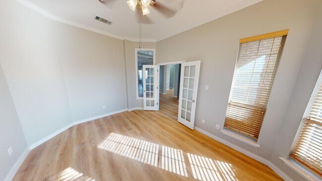 Building Photo - Elegant home in Pflugerville with great fe...