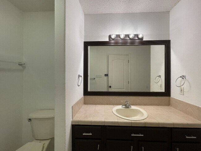 Building Photo - 1502 Summit Dr