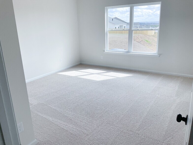 Building Photo - 627 Mountaintop Rd SW