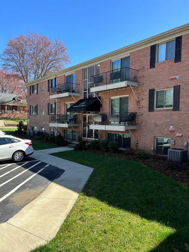 Building Photo - Downtown Morganton - One Bedroom Apt on top floor with wood floors great natural light, updated f...