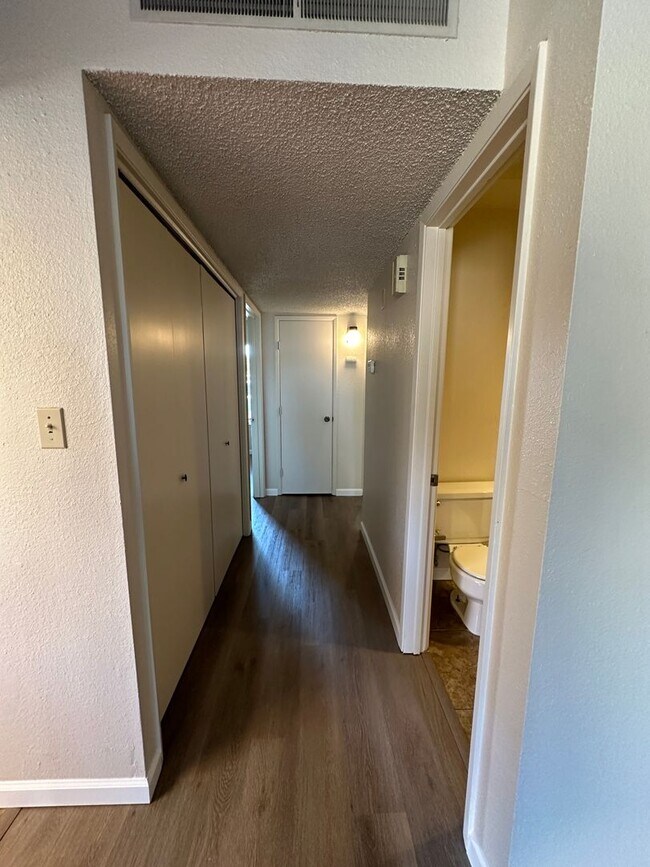 Building Photo - COL370