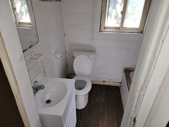 Building Photo - "Charming 2-Bedroom Retreat in Laurens - Your Cozy Haven Awaits!"