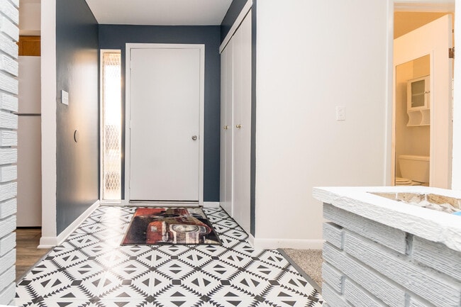 Building Photo - 18248 Farmington Rd