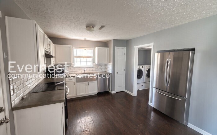 Building Photo - 6326 Pompano St