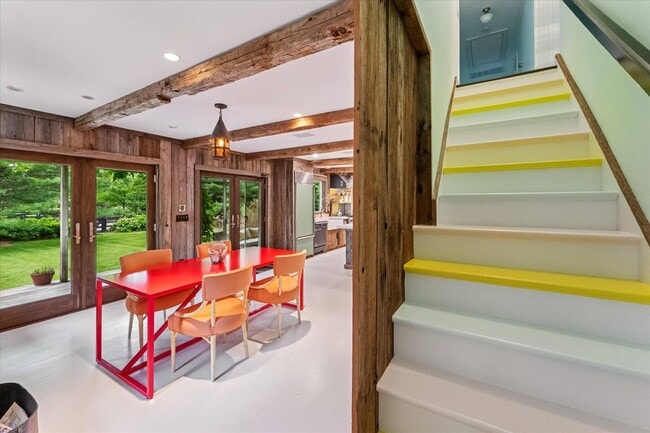 Building Photo - 325 Narrow Ln