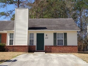 Building Photo - "Charming 2-Bed, 2-Bath Gem with Cozy Comf...