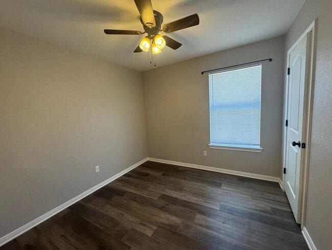 Building Photo - Updated 3/2 Duplex in the Heart of Waco