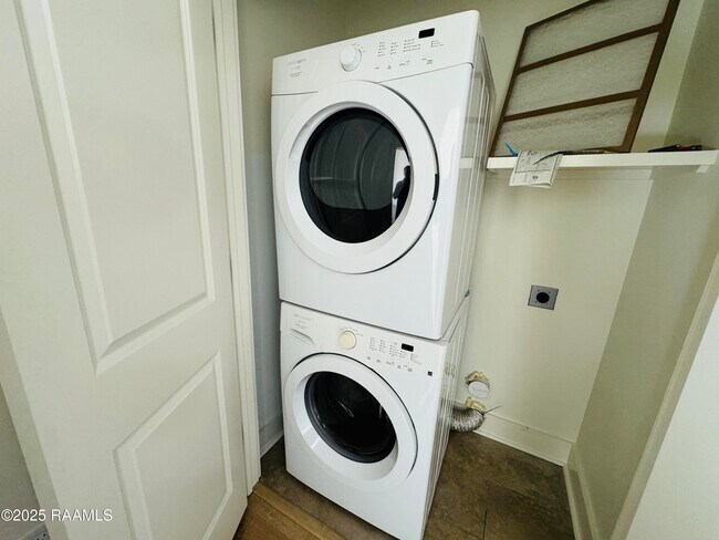 Building Photo - 113 Bayou St