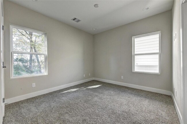 Building Photo - 3362 Pinemont Dr