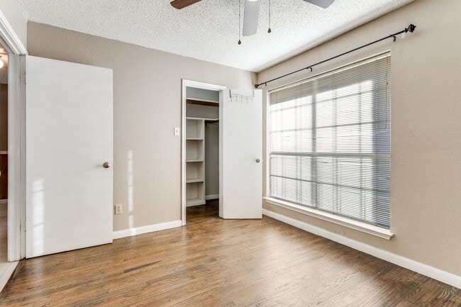 Building Photo - 3009 Hilltop Dr