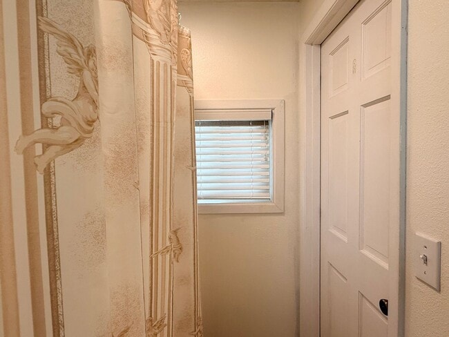 Building Photo - 1593 Skyline Way S