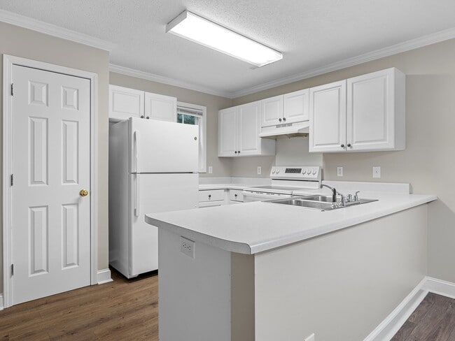 Building Photo - Freshly Renovated 2 BR, 2.5 BA Townhome Ce...