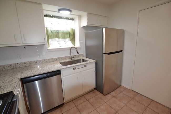 Building Photo - MOVE IN SPECIAL!  Newly updated, 2 bedroom, 2 bath Condo at Westdale Club Condos