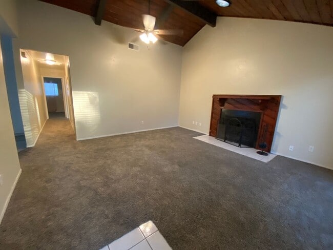 Building Photo - Cozy Home for rent in Visalia