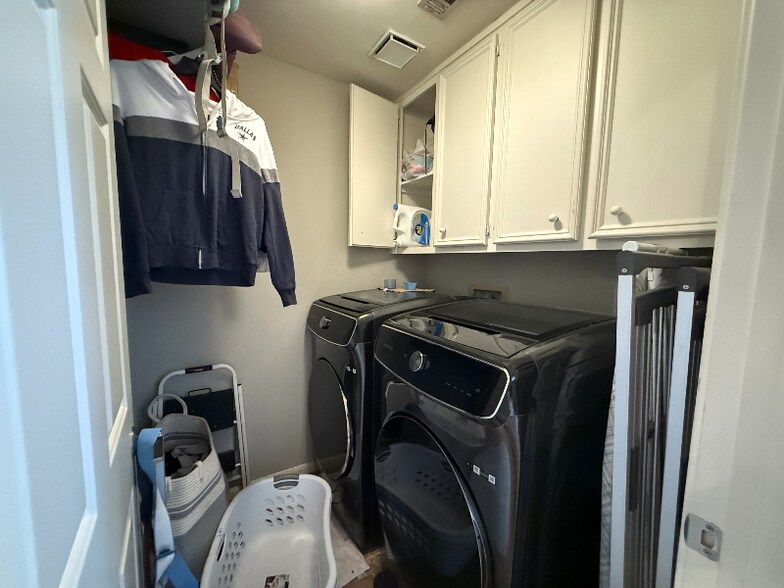 Building Photo - 4010 Crestwood Dr