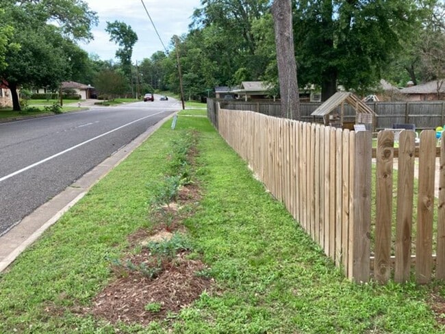 Building Photo - ** 3 Bedroom Rental Steps From Pollard Par...