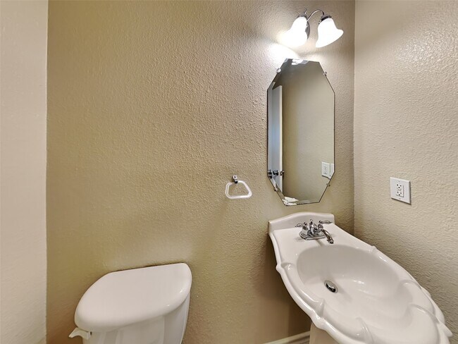 Building Photo - 226 Golden Oak Dr